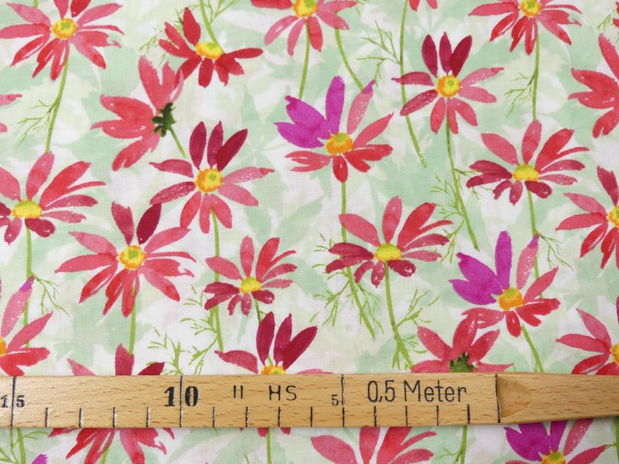 Patchworkstoff von Clothworks Kollektion Flowershop Blumen rot Detailansicht mit Maß